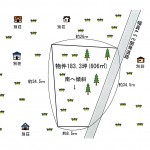 土地形状図。敷地北東側がカラマツ林。南側は草地。周囲に別荘が点在。