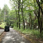 物件北東側道路の北側から東南方向を撮影。