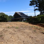 敷地西側から東南方向を撮影。物件の南側に定住者の家屋が1軒あります。