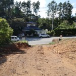 道路から敷地への入口部分。敷地は道路から3m程高台にあります。