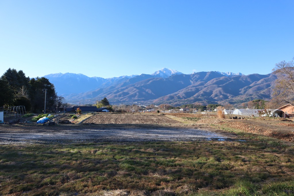 敷地南側から南方向を撮影。右から鋸岳・甲斐駒ヶ岳・鳳凰三山の眺望。