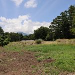 物件南側から北西方向を撮影。八ヶ岳の眺望あり。一段高い場所が物件。