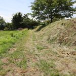 物件東南側から西方向を撮影。正面の道路が幅員2.5ｍ公道。