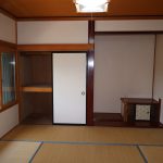 1階和室8帖の北方向を撮影。