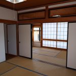 1階和室8帖の押入れ側から東南方向を撮影。