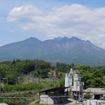 2階和室8帖の北側窓から八ヶ岳の眺望。手前に中央線の線路。