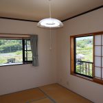 ２階北西側和室6帖の北西方向を撮影。