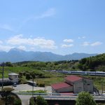 1階和室8帖から南西方向を撮影。中央線の特急あずさの先に南アルプス甲斐駒ヶ岳・鳳凰三山を眺望。