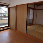 ２階東側洋室7.5帖の北側から南西方向を撮影。西側隣室は和室8帖。