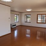LDK26帖の南西側から東方向を撮影。壁紙は全て張替え済み。