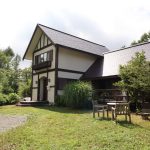 建物東南側から北西方向を撮影。屋根・外壁は2016年にリフォーム済み。