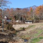 物件南側から撮影。林の上に八ヶ岳。左に小川。