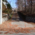 物件北西側に接面する舗装私道。物件は道路右側。