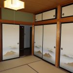 北側の和室８帖から玄関方向を撮影