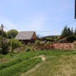建物東南側から西方向を撮影。庭が広く感じます。右側の建物が本物件の建物。