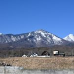 敷地から北方向を撮影。八ヶ岳(赤岳・三ツ頭・編笠山)を眺望。