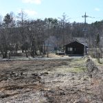 敷地北側から西方向を撮影。敷地は北側隣地の石垣から左側。