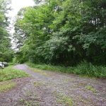 物件南側私道から西方向を撮影。物件は道路右側(北側)。