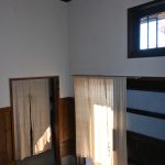 玄関。右側が玄関入口。左側が土間への入口。それぞれに引き戸あり。