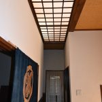 玄関ホールから囲炉裏部屋方向を撮影