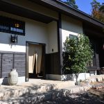 建物の東方向を撮影。正面が玄関。