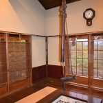 囲炉裏部屋8.5帖。天井(天井高3.6ｍ)に排煙装置、北側にミニキッチンあり。
