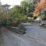 物件南側公道の東側から西方向を撮影。右側石垣の手前が４台分の駐車スペース。