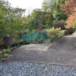 敷地東側から西方向を撮影。正面左奥が菜園。右手が玄関への通路。