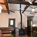 リビングの東側から西方向を撮影。リビング中央に薪ストーブ(ダッチウエスト社製)。