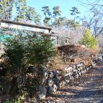 物件南側公道の西側から東方向を撮影。道路との擁壁には長野県辰野町から取り寄せた焼酎樽を使用しています。