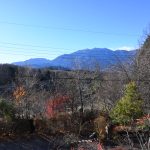 囲炉裏部屋から南方向を撮影。南アルプス鳳凰三山を眺望。