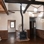 リビング(21.33帖)東側から西方向を撮影。中央に薪ストーブ(ダッチウエスト社製)。