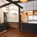 リビング南側からキッチン方向を撮影。