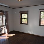 南西側の洋室9.3帖。南側はサンルーム(屋根・窓付きウッドデッキ)。