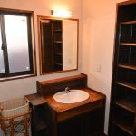 洗面。左側が洗濯機置場。右側が物入。