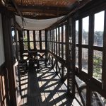 広々したサンルーム(屋根・窓付きウッドデッキ)西側から東方向を撮影