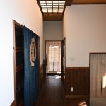 玄関ホールから囲炉裏部屋方向を撮影。右側が玄関。左側が和室8帖。