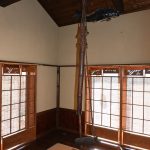 囲炉裏部屋8.5帖。天井(天井高3.6ｍ)に排煙装置、北側にミニキッチンあり。