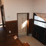 玄関。右側が玄関入口。正面が土間への入口。左奥が囲炉裏部屋。