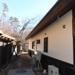 建物北西側から建物北側を撮影。外壁再塗装工事(ラジカル塗装)を12/4に完了。左側は物置と薪小屋。