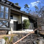 建物の東方向を撮影。正面が玄関。左側がサンルーム(屋根と窓付きウッドデッキ)。